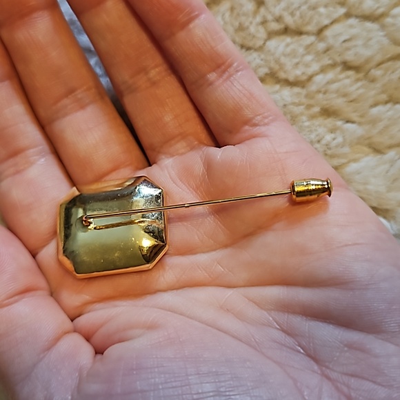 #0118 Beautiful gold tone pin - Picture 3 of 3